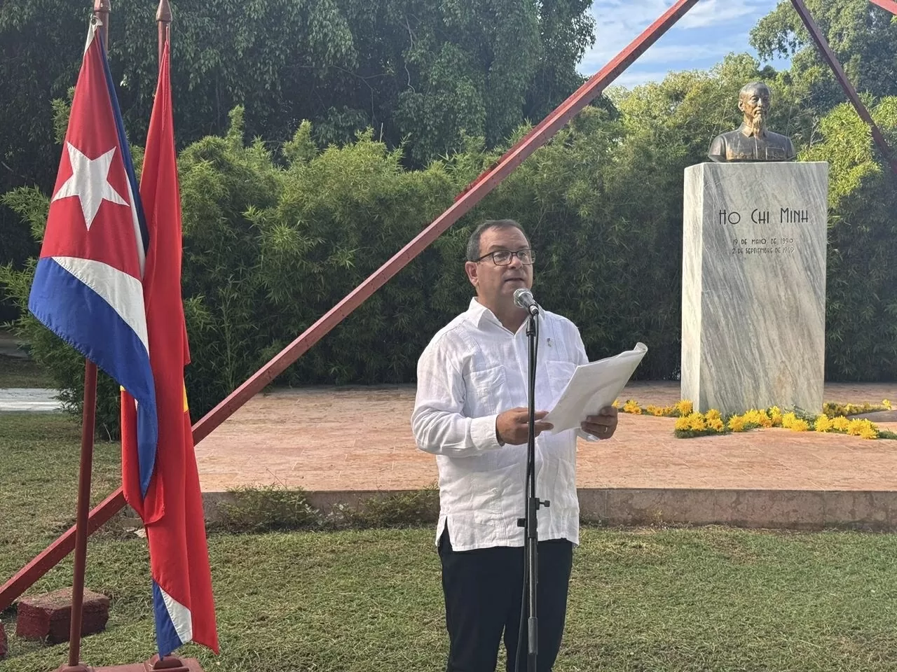 Dâng hoa tại Công viên Hồ Chí Minh ở thủ đô Havana, Cuba nhân kỷ niệm 80 năm Quốc khánh Việt Nam
