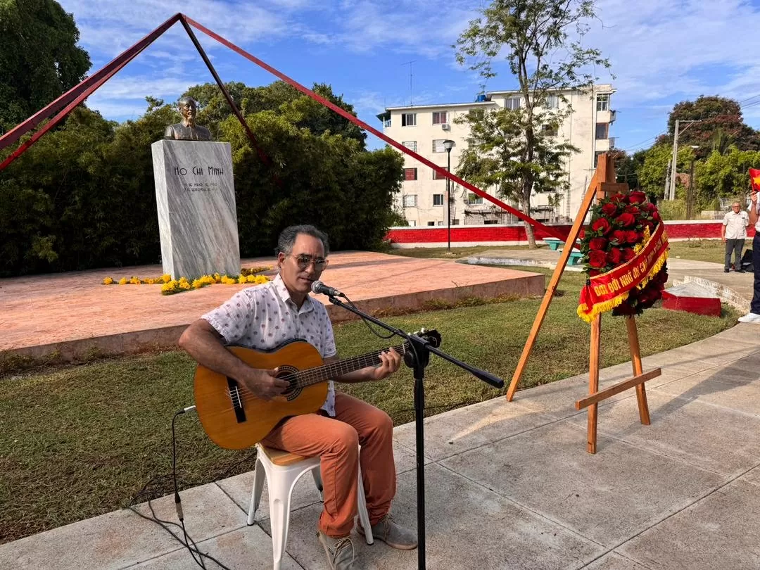 Dâng hoa tại Công viên Hồ Chí Minh ở thủ đô Havana, Cuba nhân kỷ niệm 80 năm Quốc khánh Việt Nam