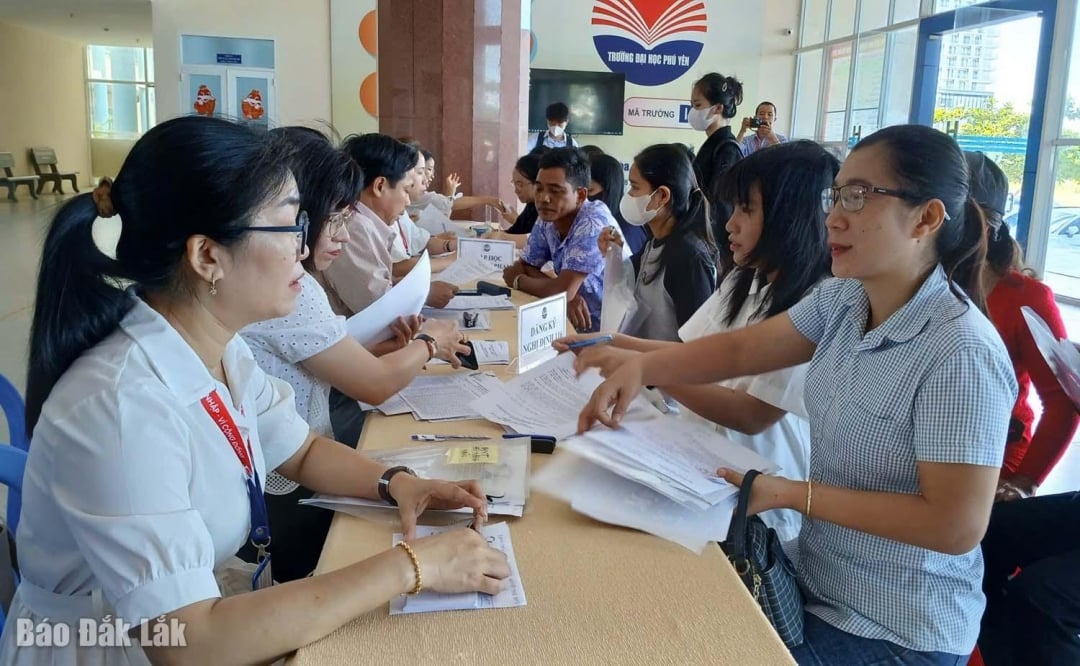 Siswa baru mendaftar untuk masuk.