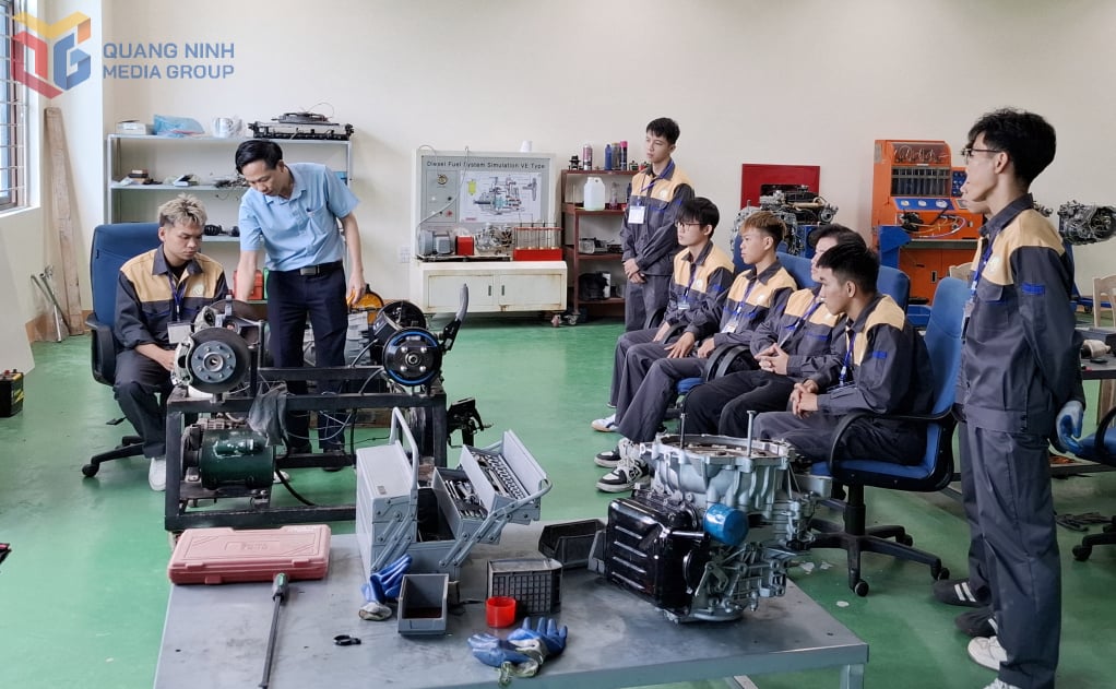 Estudiantes de la Facultad de Tecnología Automotriz, Vietnam - Korea College, Quang Ninh, durante una clase práctica.