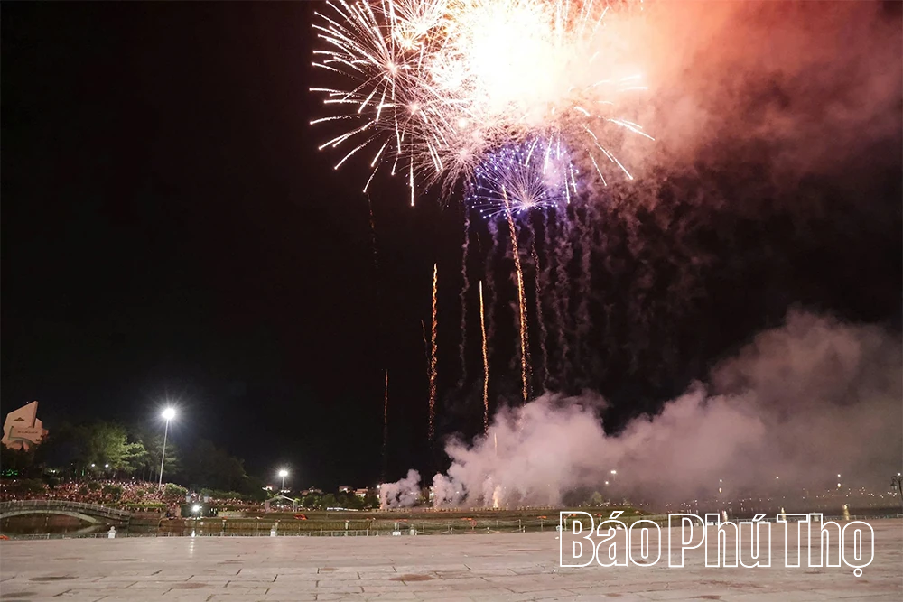 Brillantes Feuerwerk zur Feier des 80. Nationalfeiertags am 2. September