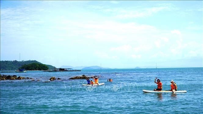 Du khách trải nghiệm chèo SUP và lặn mò hải sản ở ven quần đảo Hải Tặc.
