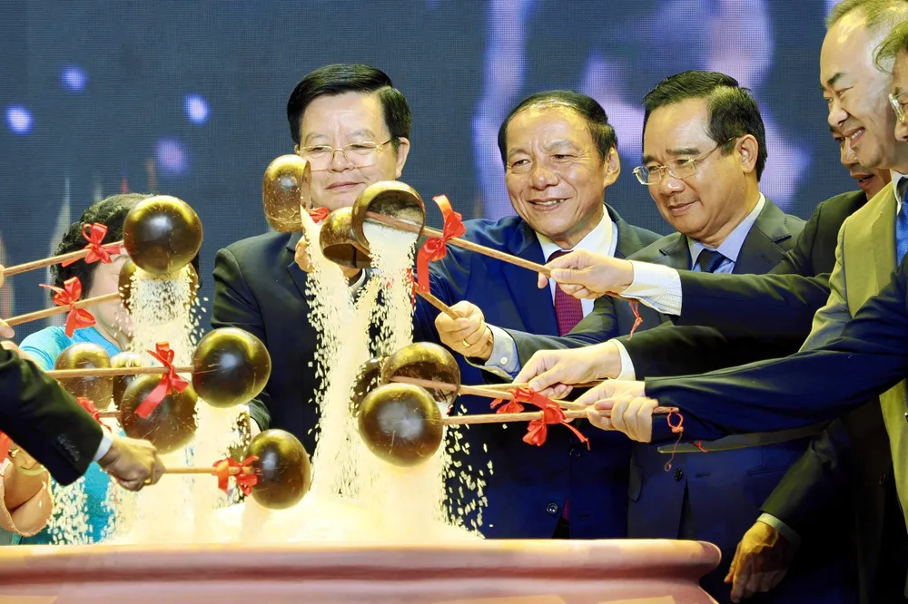 Khai tiệc.jpg