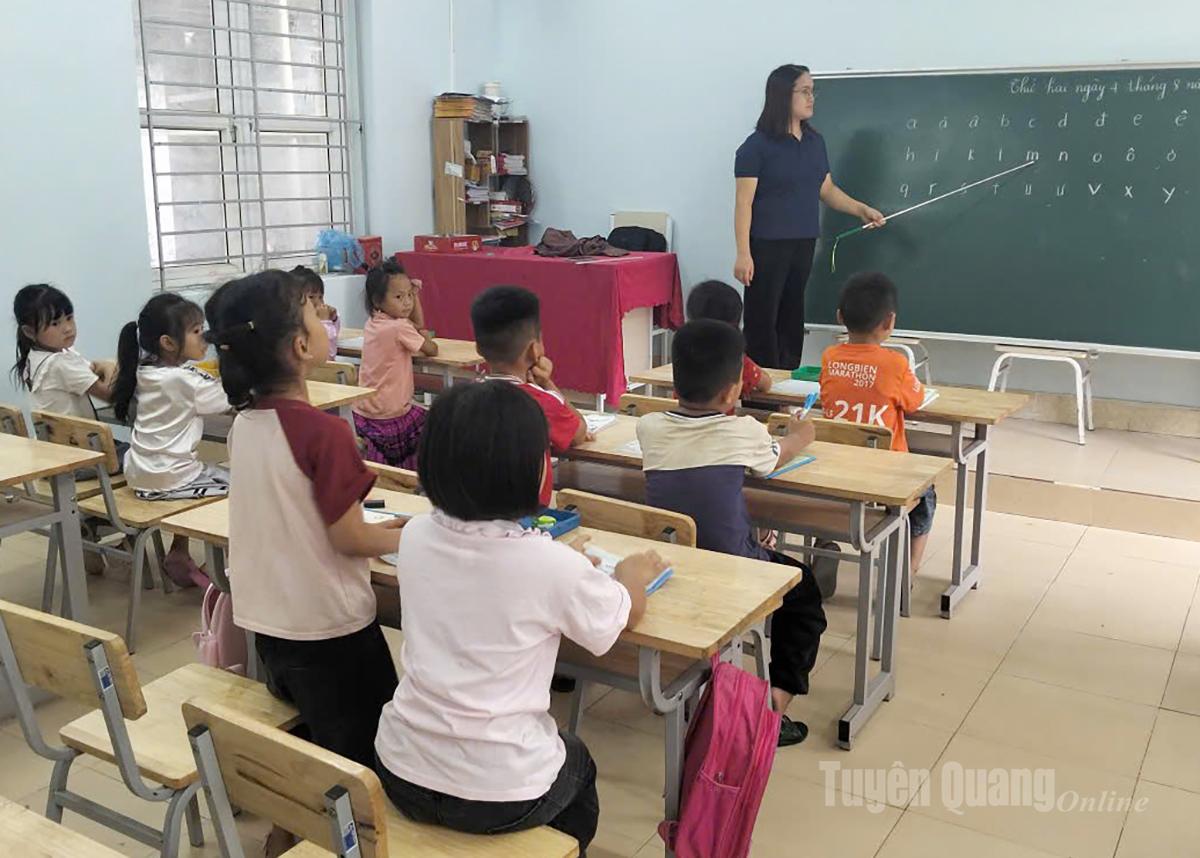 Tiết học tăng cường tiếng Việt đầu năm học mới của học sinh lớp một, Trường Phổ thông dân tộc bán trú Tiểu học Lũng Cú.