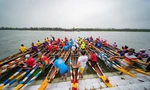 Thousands of people cheered on the boat race in the cold rain