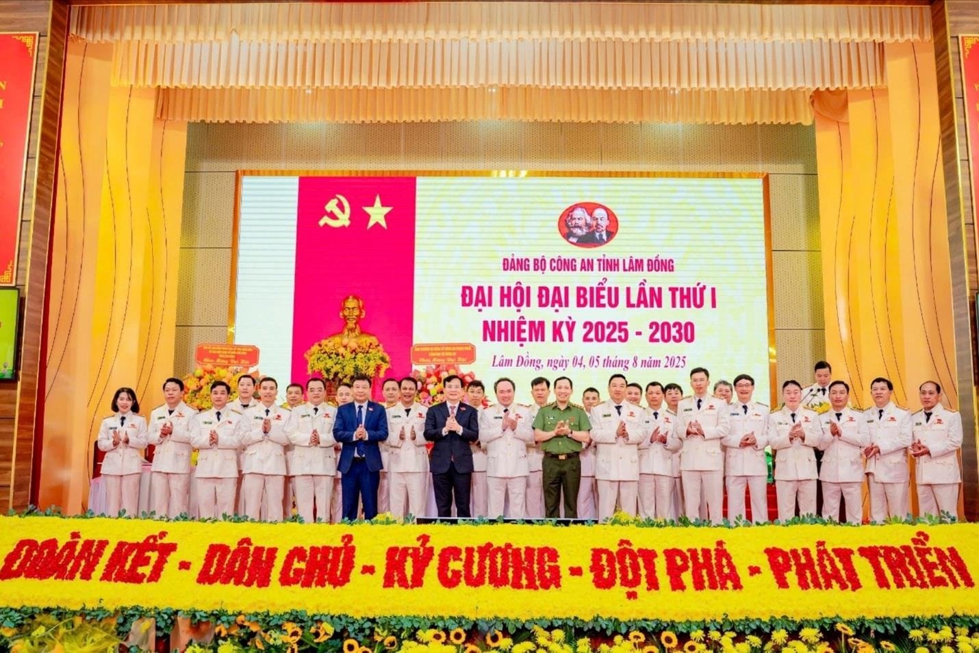pentru a-organiza-congresul-de-succes-al-Ministerului-Securității-Publice-din-Provincia-Lam-Dong(1).jpg