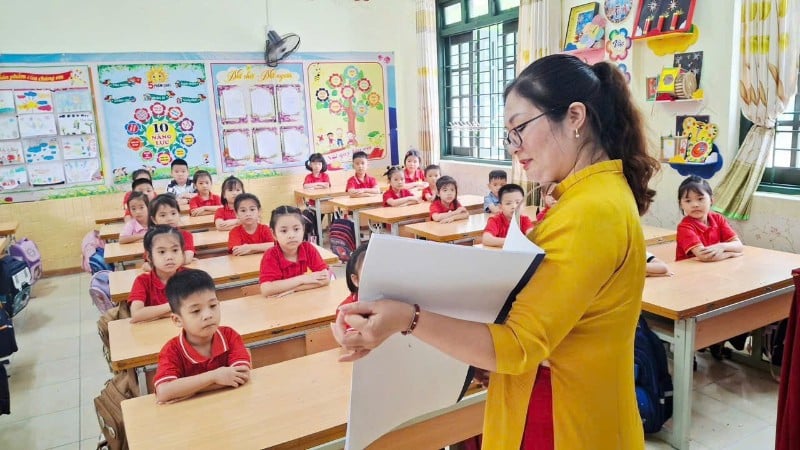 バクカン地区ソンカウ小学校で、1年生になる前の少数民族の子どもたちにベトナム語を教える様子。(写真：アン・トゥイ)