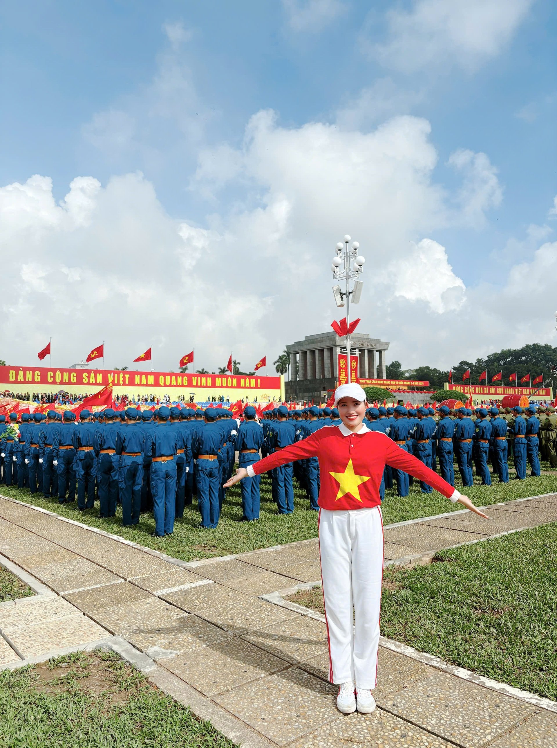 Nữ VĐV xinh đẹp xúc động khi được vinh dự rước đuốc ở Lễ kỷ niệm A80 - 5