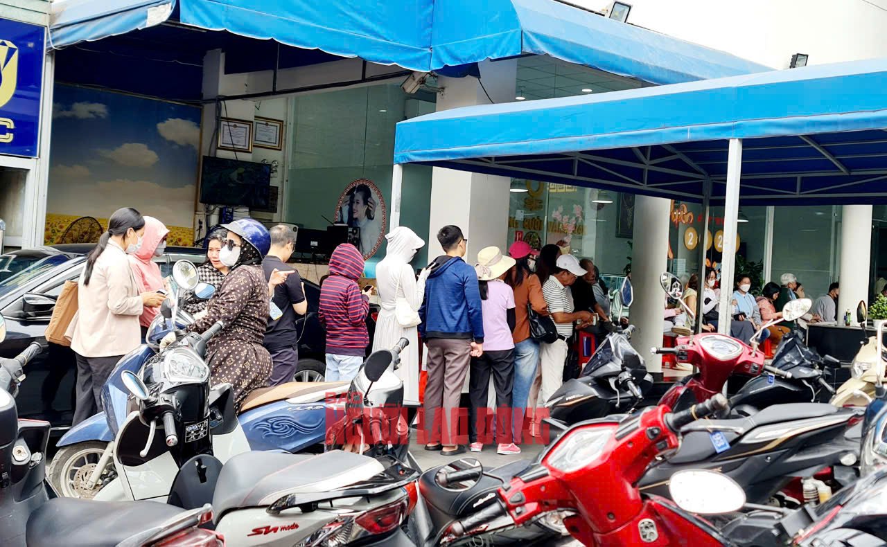 Khó mua vàng miếng SJC , khách hàng đổ xô mua vàng nhẫn tại TP HCM - Ảnh 2.