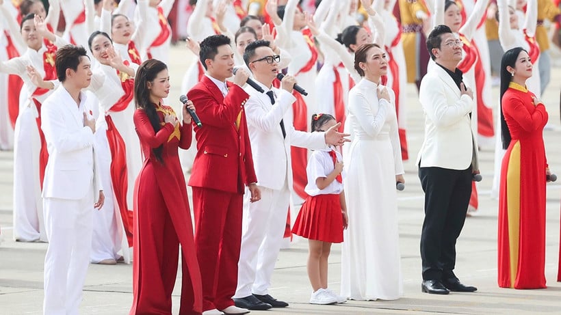O cantor Hoang Bach (4º da esquerda para a direita) na apresentação artística no desfile em comemoração ao Dia Nacional, 2 de setembro. (Foto: NVCC)