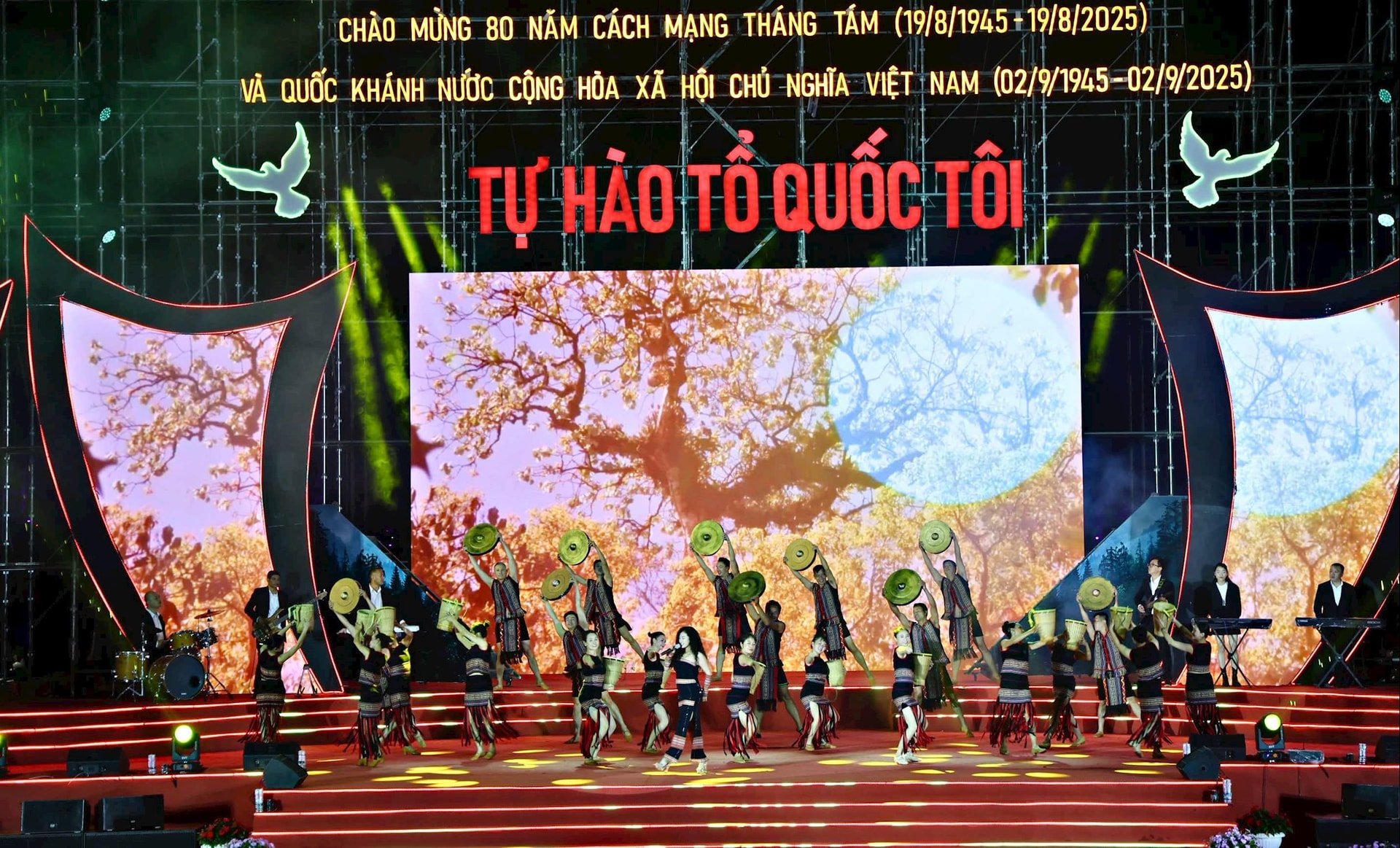 The special art program divided into 3 parts, created and performed by the Lam Dong Art Theater actors, inspired and inspired the nation's belief in a bright future in the era of rising up.