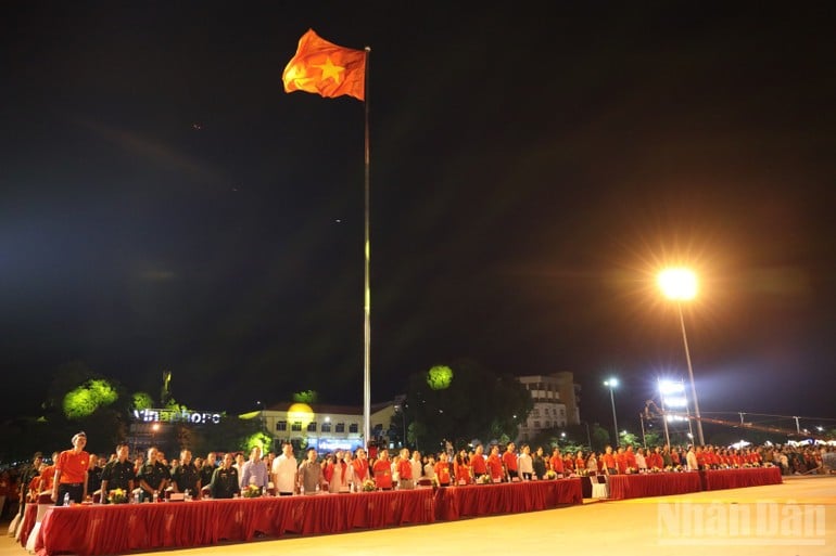 Delegasi dan masyarakat melakukan upacara penghormatan bendera dan mendengarkan Deklarasi Kemerdekaan.