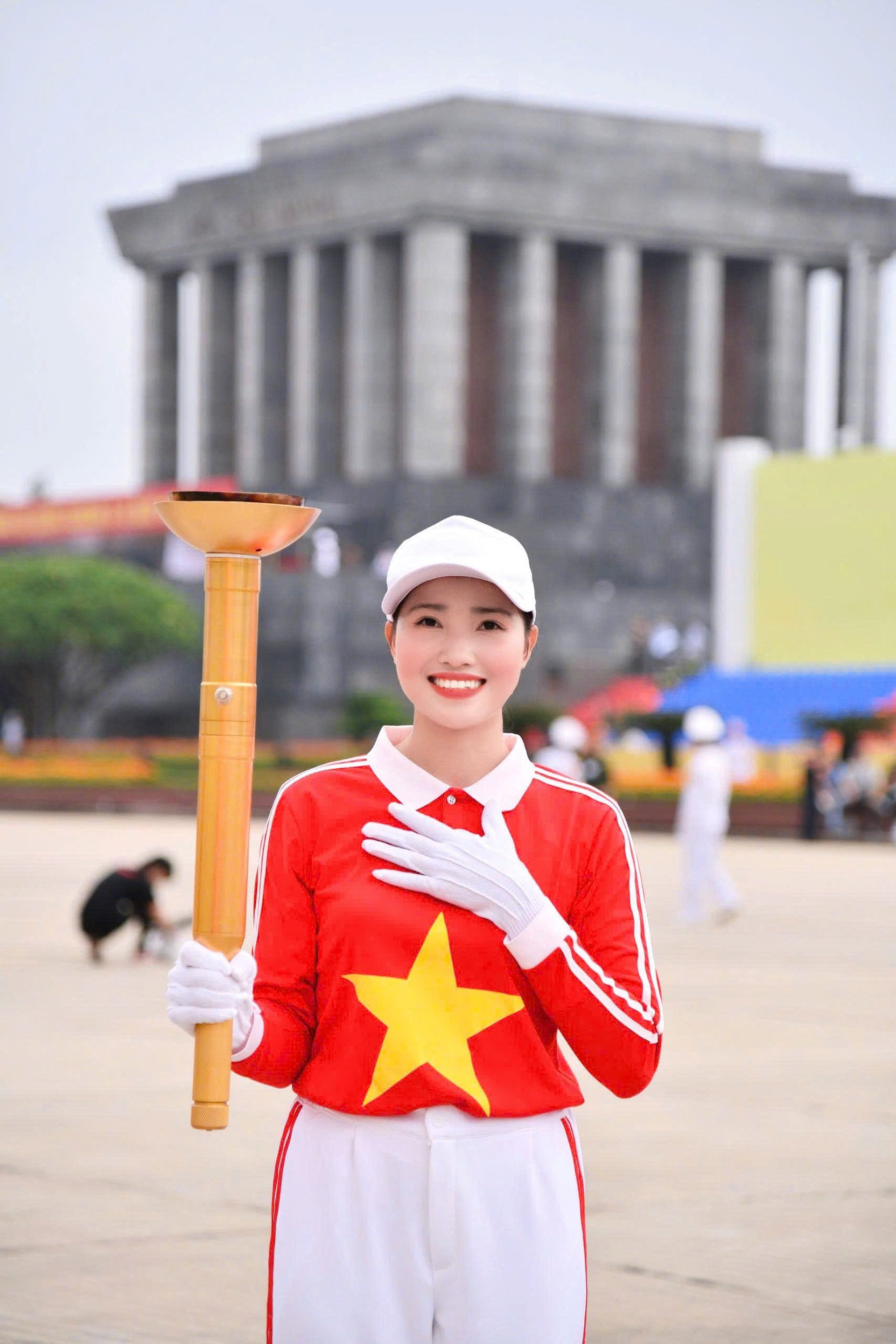 Nữ VĐV xinh đẹp xúc động khi được vinh dự rước đuốc ở Lễ kỷ niệm A80 - 4
