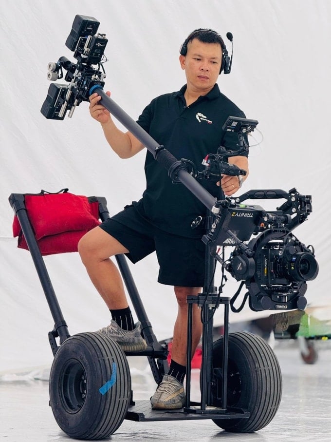 Le Bao Han ប្រើប្រាស់ប្រព័ន្ធ Arri Trinity 2 steadicam កំឡុងពេលថតរឿង។ រូបថត៖ តួអក្សរដែលបានផ្តល់ឱ្យ
