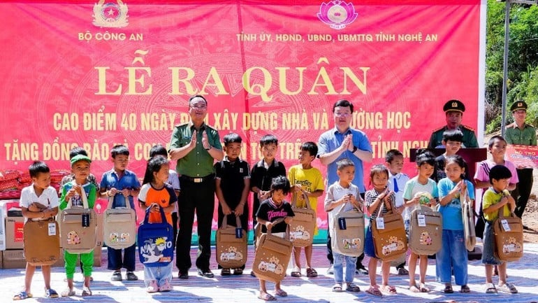 thu-truong-cong-an-pham-the-tung-va-bi-thu-tinh-uy-nghe-an-nguyen-duc-trung-tang-qua-dong-vien-cac-chau-hoc-sinh-xa-my-ly-8860.jpg