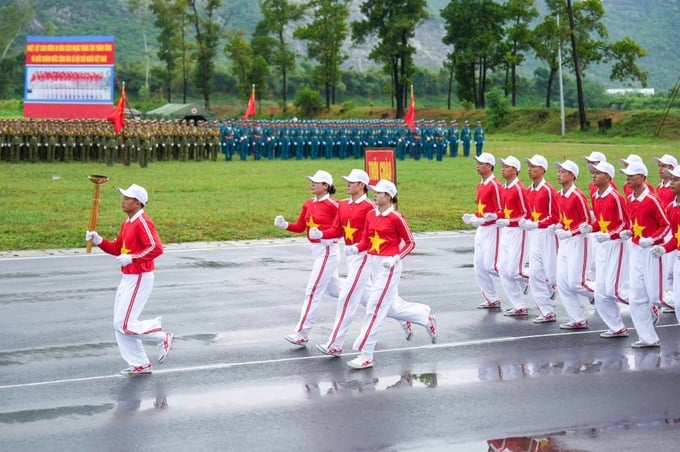 Nữ VĐV xinh đẹp xúc động khi được vinh dự rước đuốc ở Lễ kỷ niệm A80 - 1