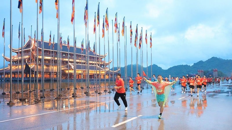 Cursa Tam Chuc Running 2025, amenajată sub forma unei hărți a Vietnamului, a avut loc în timpul sărbătorilor în zona turistică Tam Chuc și a atras mii de sportivi și turiști.