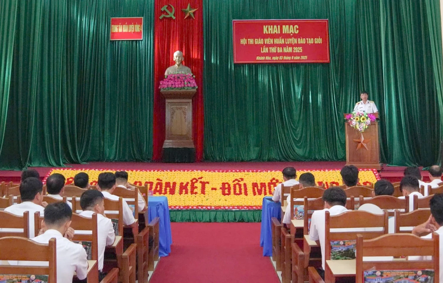Quang cảnh khai mạc hội thi.
