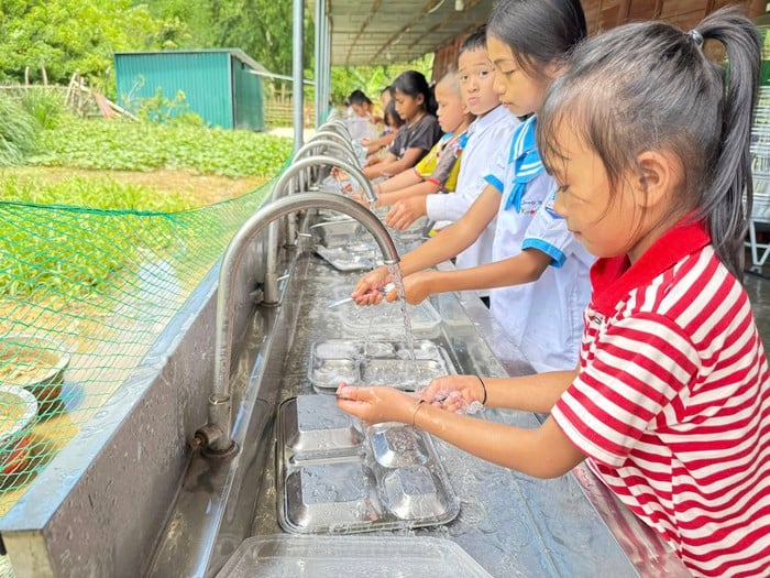 Nghệ An: Học trò Lượng Minh “vượt lũ” đến trường sau khi cầu treo bị cuốn trôi- Ảnh 4.