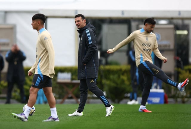 Messi chỉ thi đấu 1 trận tại Argentina, HLV Scaloni có quyết định bất ngờ- Ảnh 2.