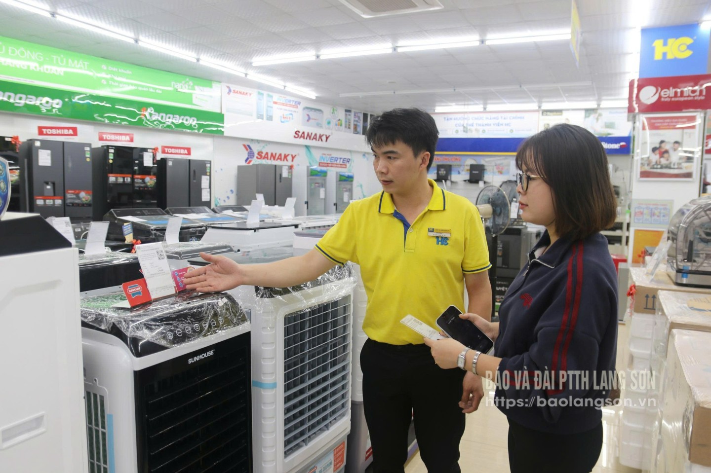 ドンキン区のHC家電スーパーマーケットのスタッフが消費者に商品を紹介している
