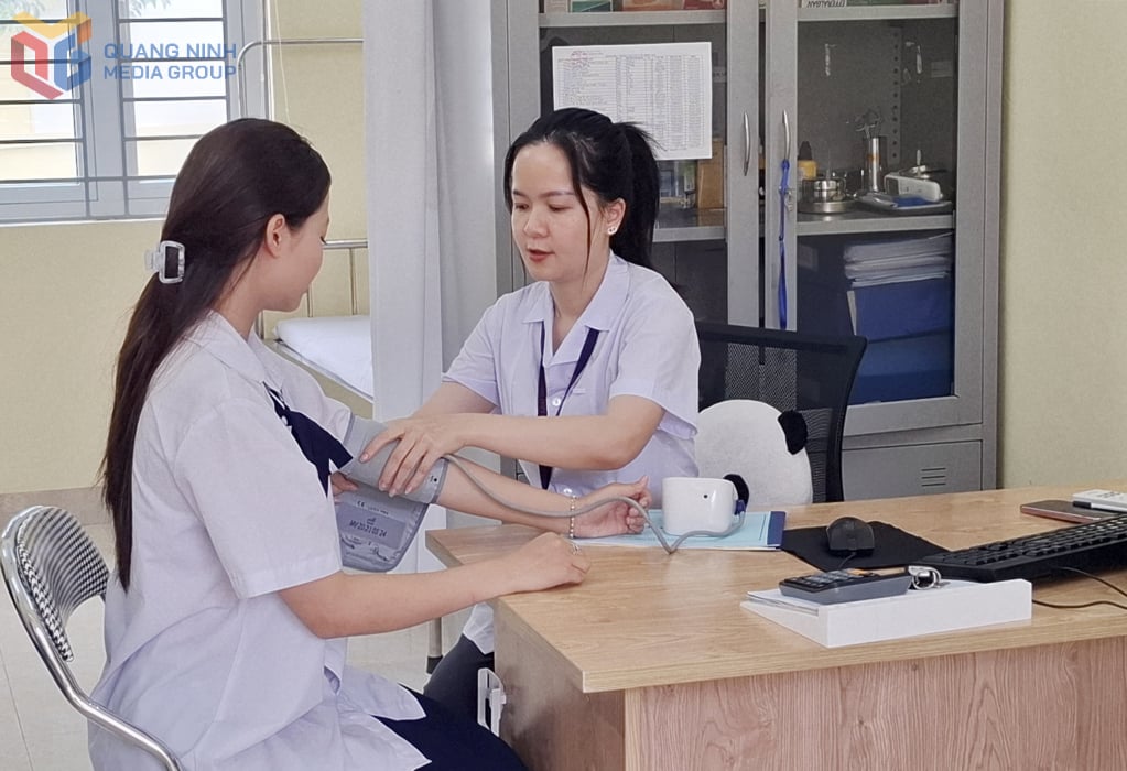 El personal médico de la escuela secundaria Ngo Quyen (distrito de Cao Xanh) verifica la salud de los estudiantes.