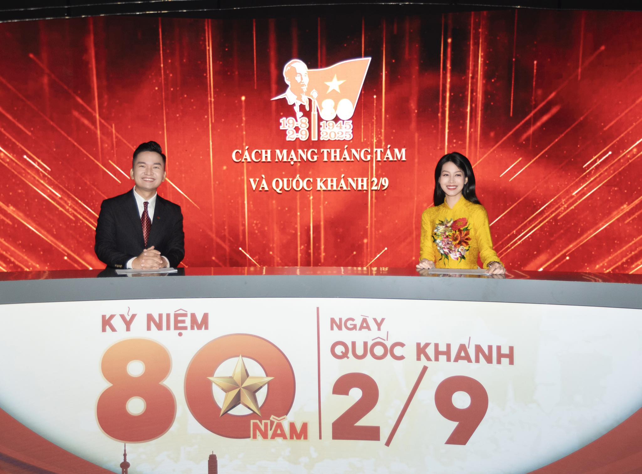 Sắc vóc nữ biên tập viên dẫn truyền hình trực tiếp lễ diễu binh, diễu hành A80 - Ảnh 1.