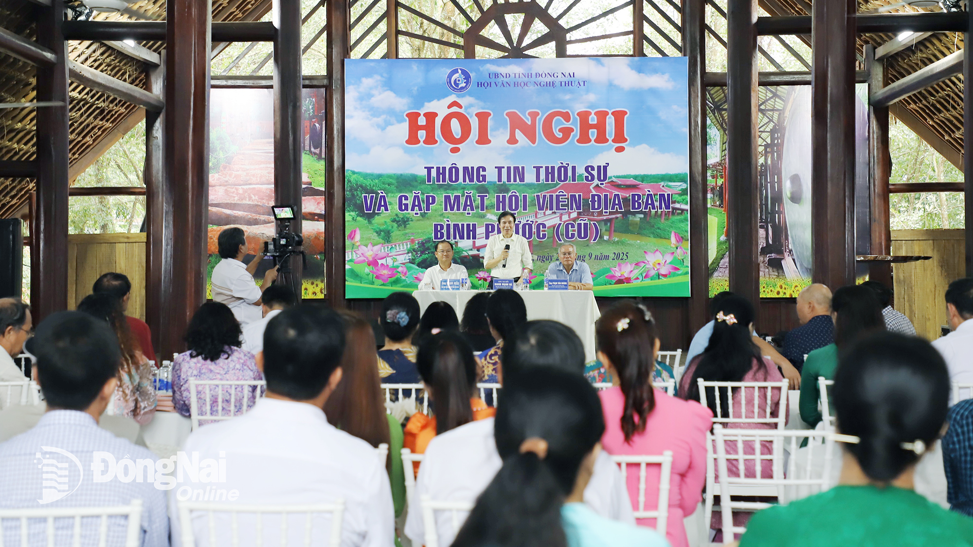 Nghệ sĩ Nhân dân Giang Mạnh Hà, Chủ tịch Hội Văn học Nghệ thuật tỉnh Đồng Nai thông tin về định hướng phát triển giai đoạn 2025-2030 đến văn nghệ sĩ khu vực Bình Phước cũ. Ảnh: My Ny