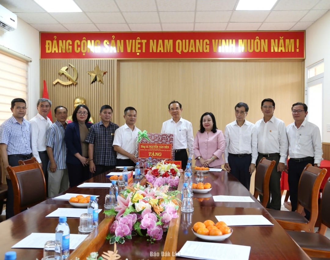 គណៈប្រតិភូបានប្រគល់អំណោយនៅមជ្ឈមណ្ឌលគាំពារសង្គម និងកុមារខេត្ត Dak Lak។