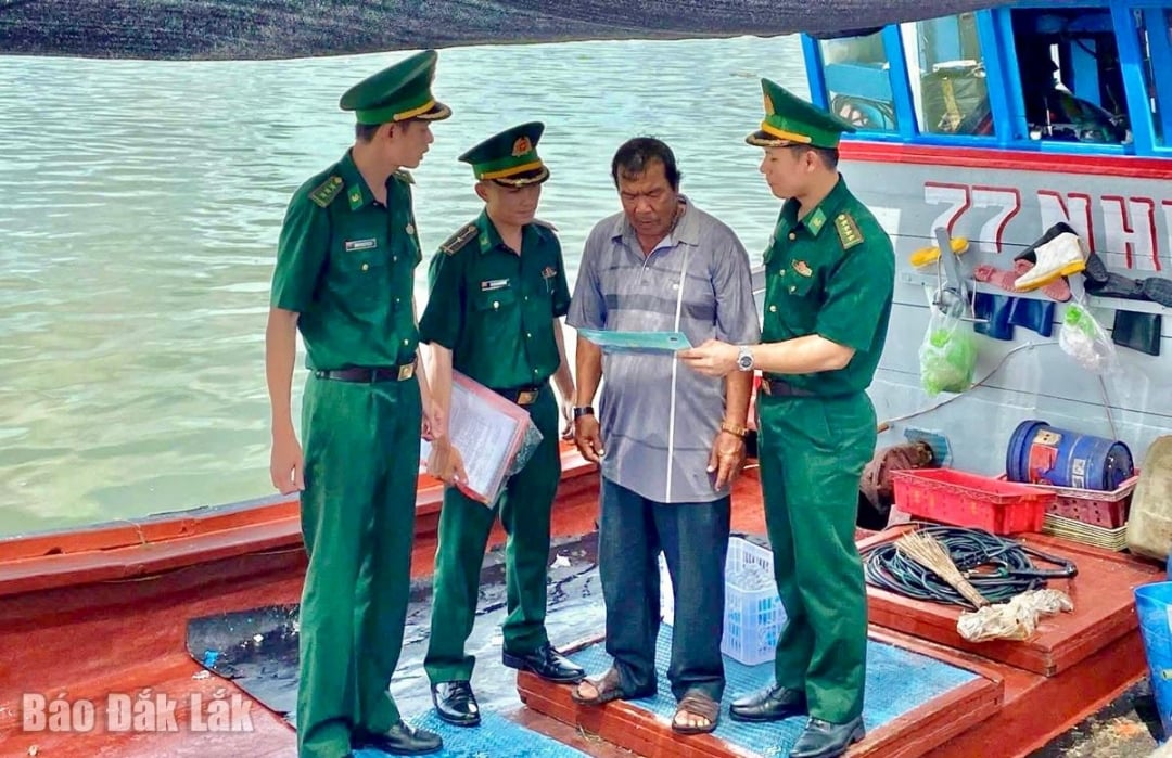Tuy Hoa Border Guard Station officers disseminate regulations against illegal fishing to fishermen.
