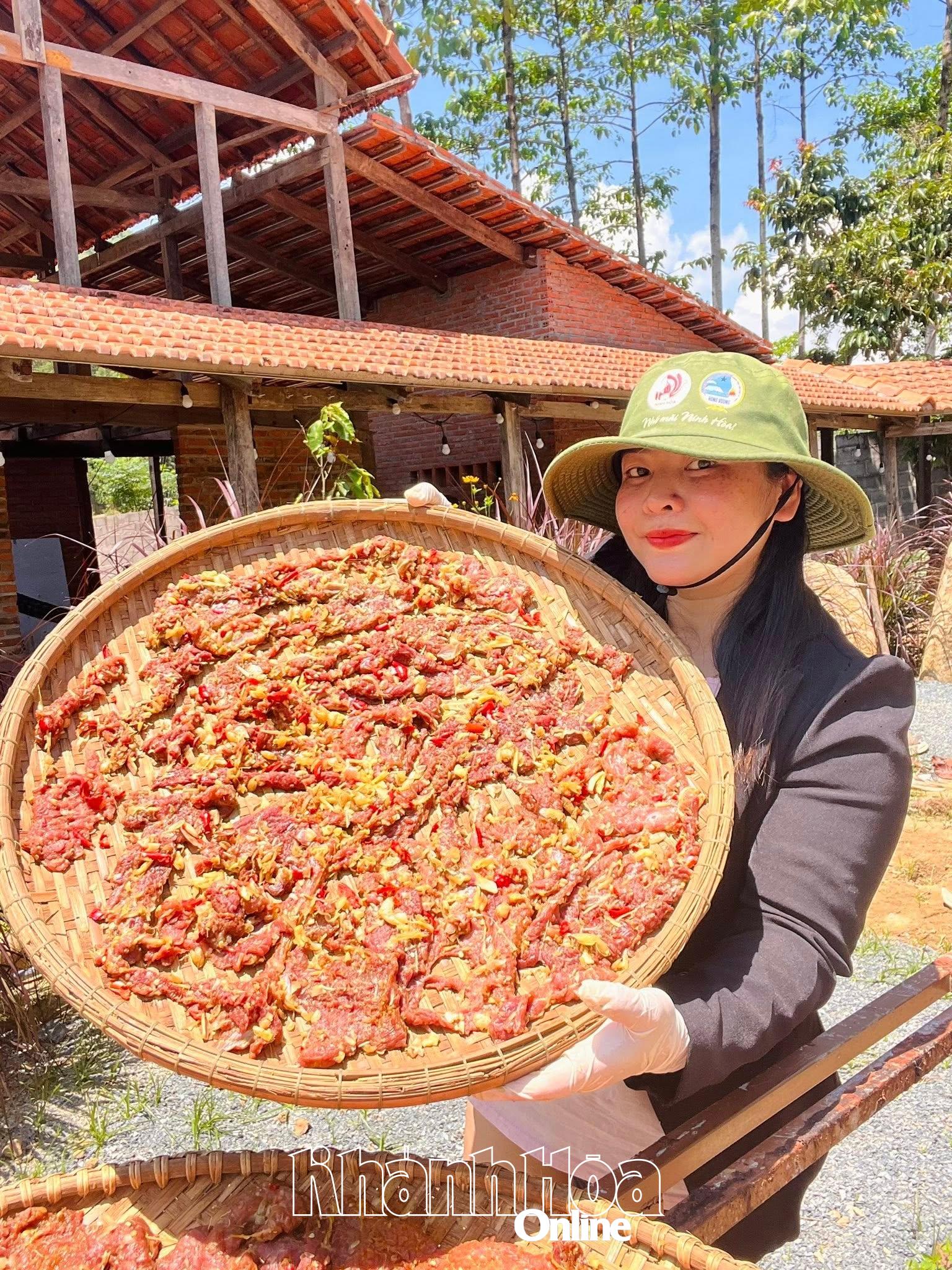 សាច់គោ​ហាលថ្ងៃ ព្យួរ​លើ​ភ្លើង​ផ្ទះបាយ​នៅ​តំបន់​ជនជាតិភាគតិច Khanh Vinh។