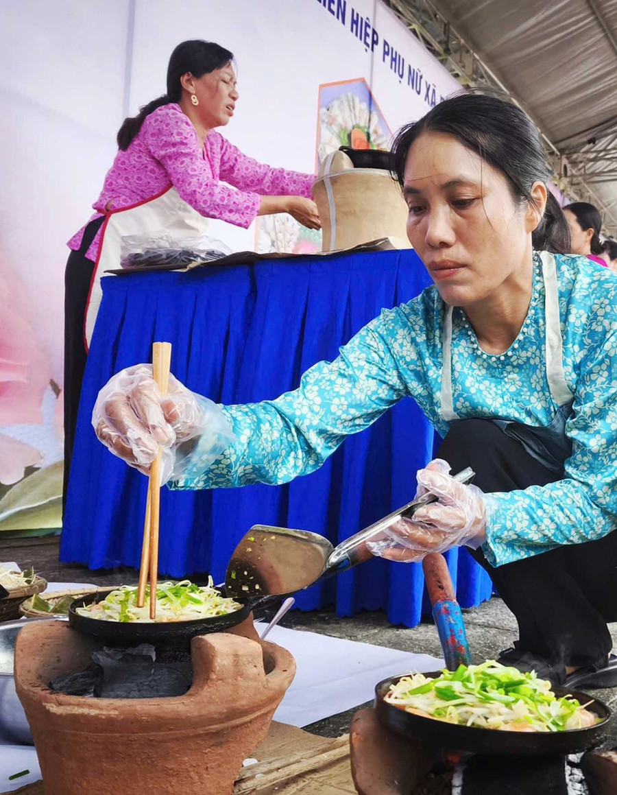 Các chị trổ tài làm bánh xèo tại hội thi. Ảnh: Đinh Ngọc