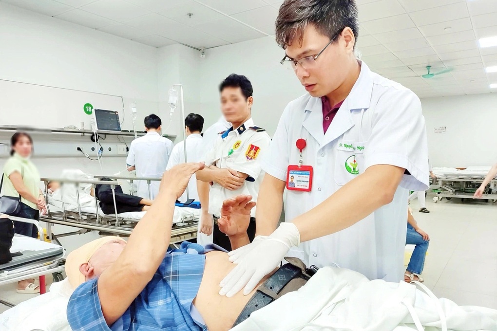 Tôn cứa đứt chân, chấn thương vì sập nhà do bão Bualoi - 2