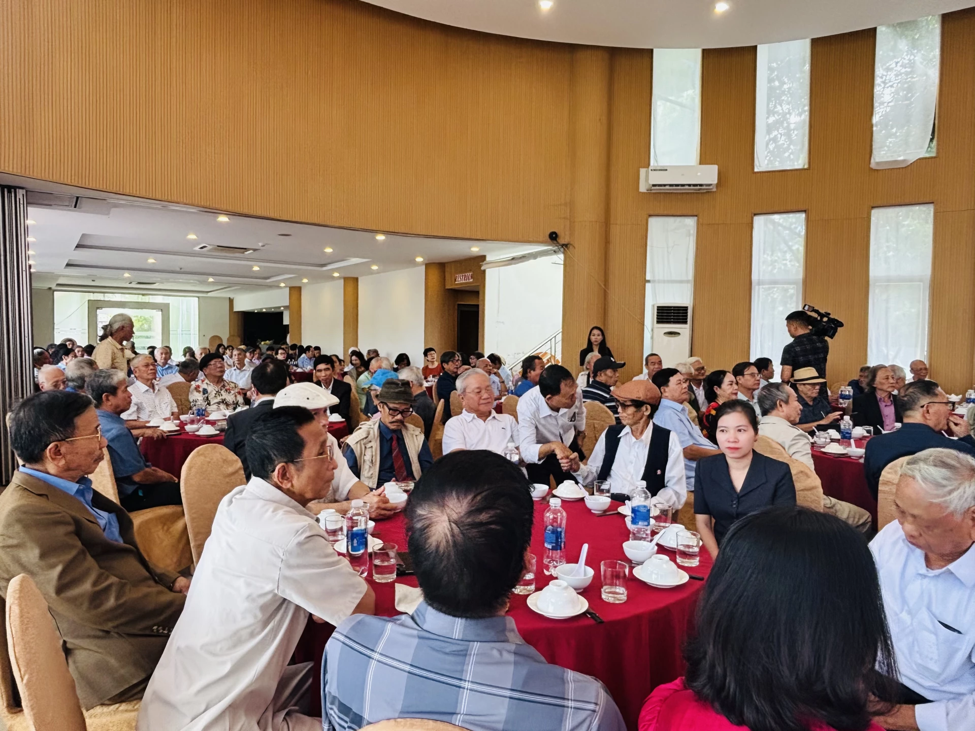 Many elderly members of the Quang Tri Literature and Arts Association attended the meeting - Photo: K.H