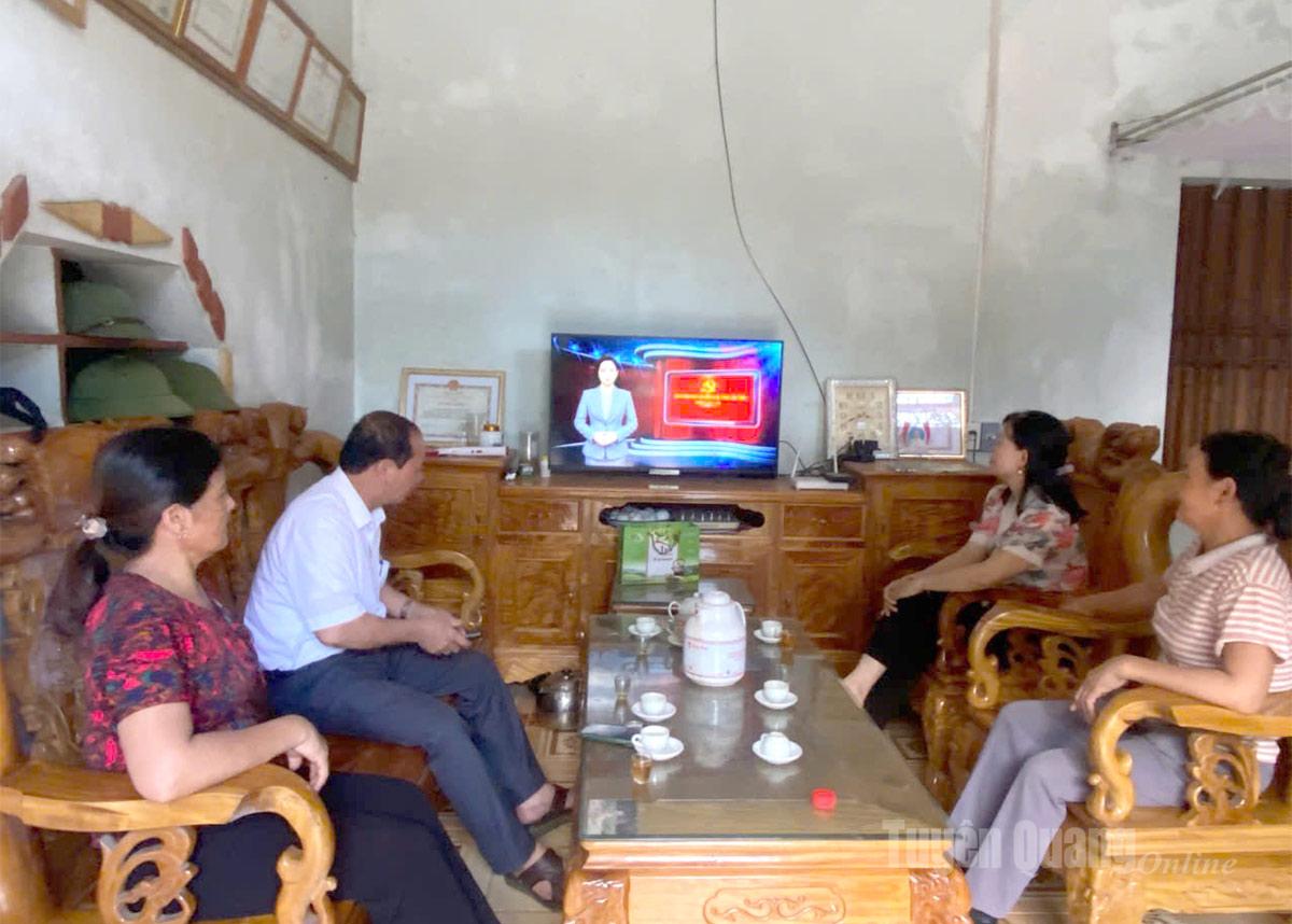 សមាជិកបក្សនៃក្រុមលំនៅដ្ឋាន Hoa Binh វួដ Binh Thuan តាមដានសមាជ។