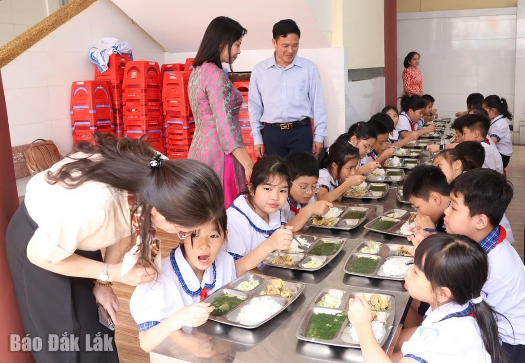 Phó Giám đốc Sở GD-ĐT Lưu Tiến Quang kiểm tra thực tế tại khu vực bếp nấu của Trường Tiểu học Phan Chu Trinh.