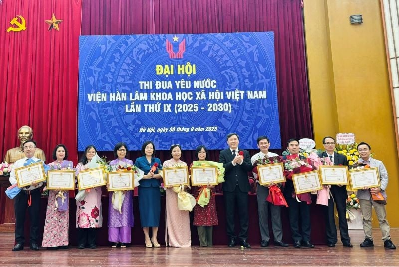 សាស្ត្រាចារ្យបណ្ឌិត Le Van Loi ប្រធានបណ្ឌិត្យសភាវិទ្យាសាស្ត្រសង្គមវៀតណាមបានប្រគល់រង្វាន់ដល់សមូហភាព និងបុគ្គលឆ្នើមនៃបណ្ឌិត្យសភាវិទ្យាសាស្ត្រសង្គមវៀតណាមក្នុងចលនាត្រាប់តាមស្នេហាជាតិរយៈពេល ២០២១-២០២៥។