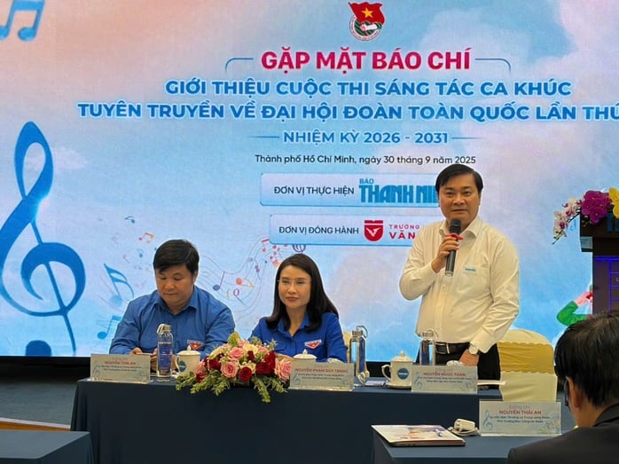 កាសែត Thanh Nien សម្ពោធ​ការ​ប្រលង​និពន្ធ​បទ​ចម្រៀង​ឃោសនា - រូបថត ១.
