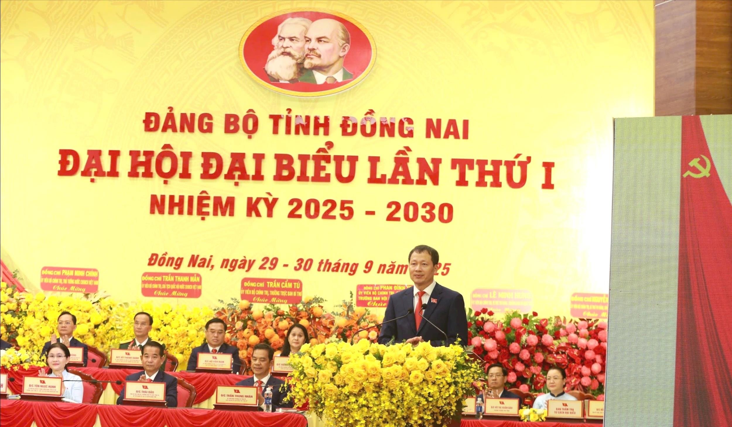 Dong Nai Provincial Party Secretary Vu Hong Van delivered the opening speech at the congress.