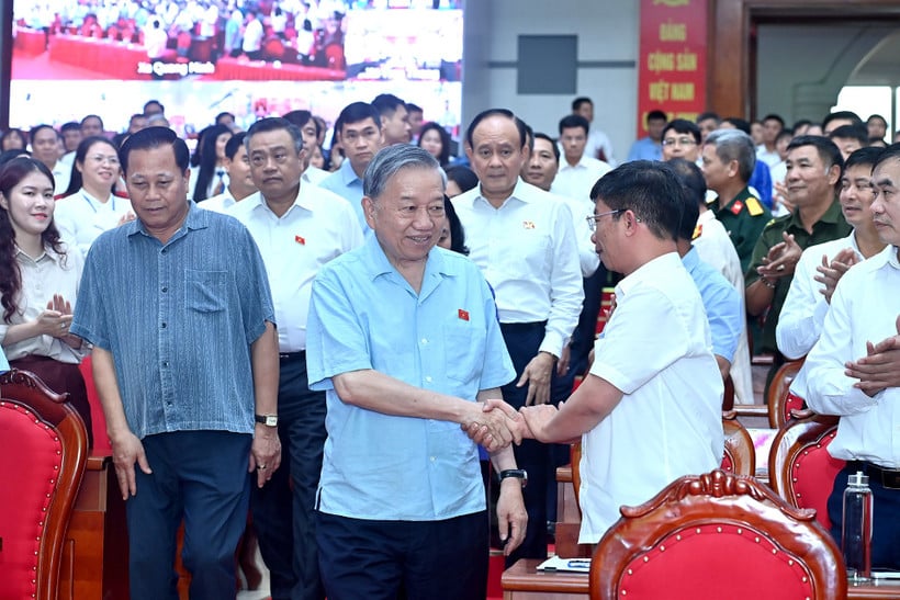 អគ្គលេខាបក្ស To Lam ជួបសំណេះសំណាលជាមួយអ្នកបោះឆ្នោតមណ្ឌលលេខ១០ ទីក្រុងហាណូយ។ (រូបថត៖ DANG KHOA)