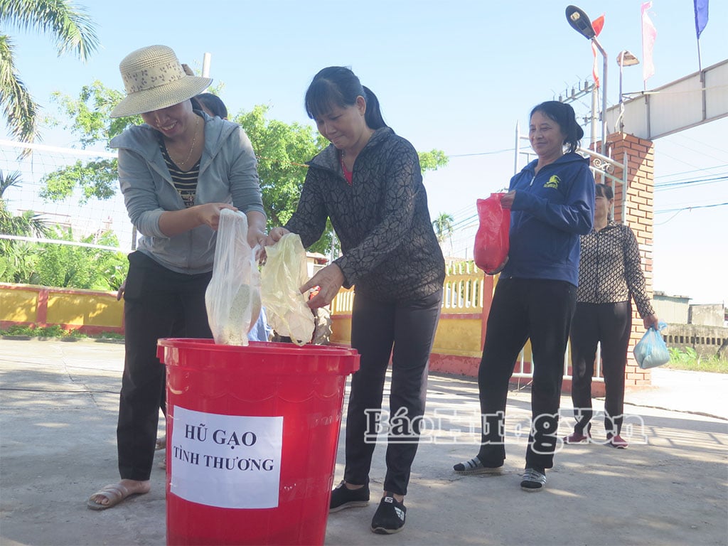 Women's Union members of Hong Vu commune participate in the model