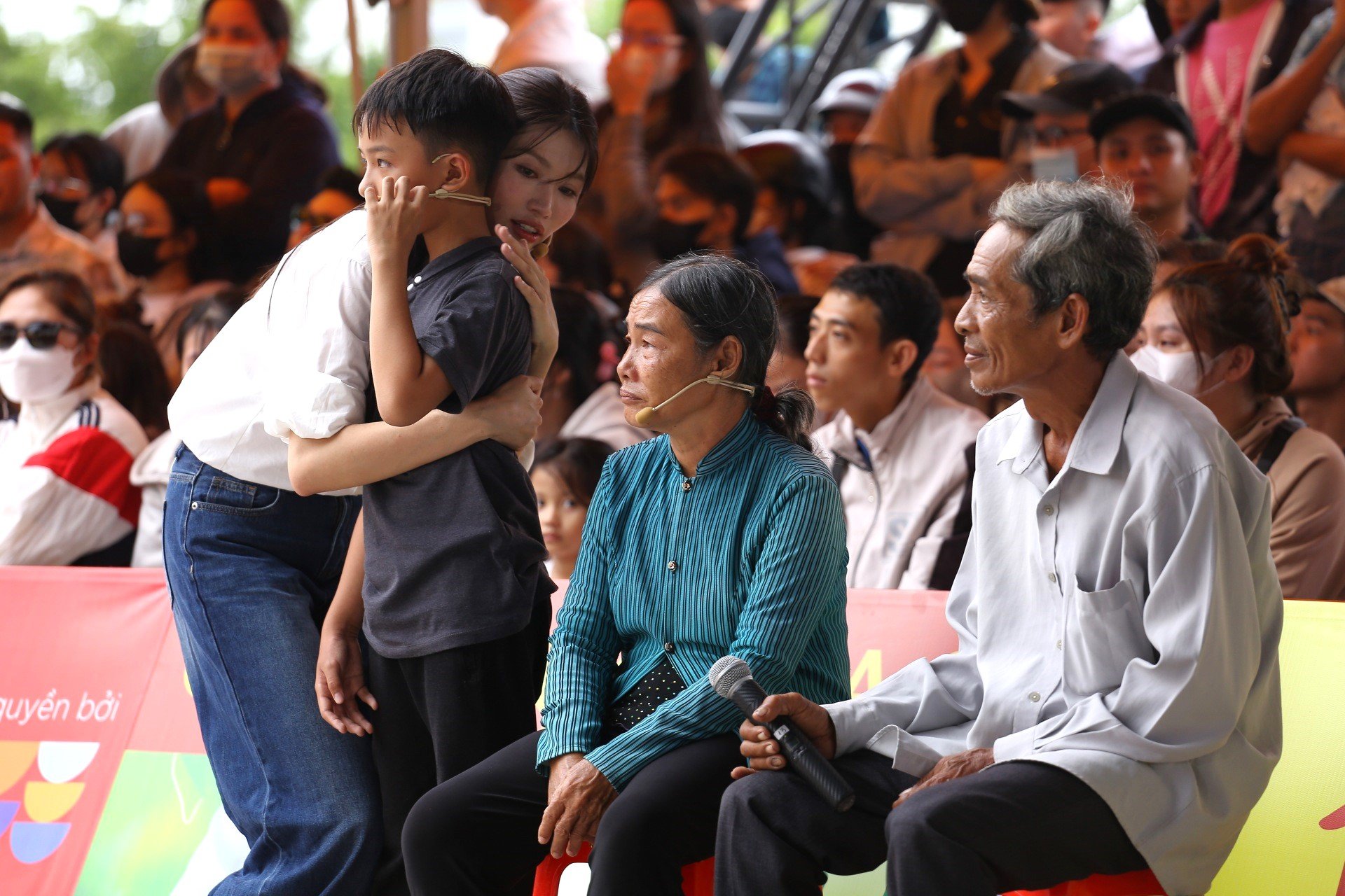 Quynh Chau បាន​លួង​លោម​កុមារ​ដោយ​សារ​នាង​យល់​ពី​ស្ថានភាព​អកុសល​របស់​ពួកគេ។