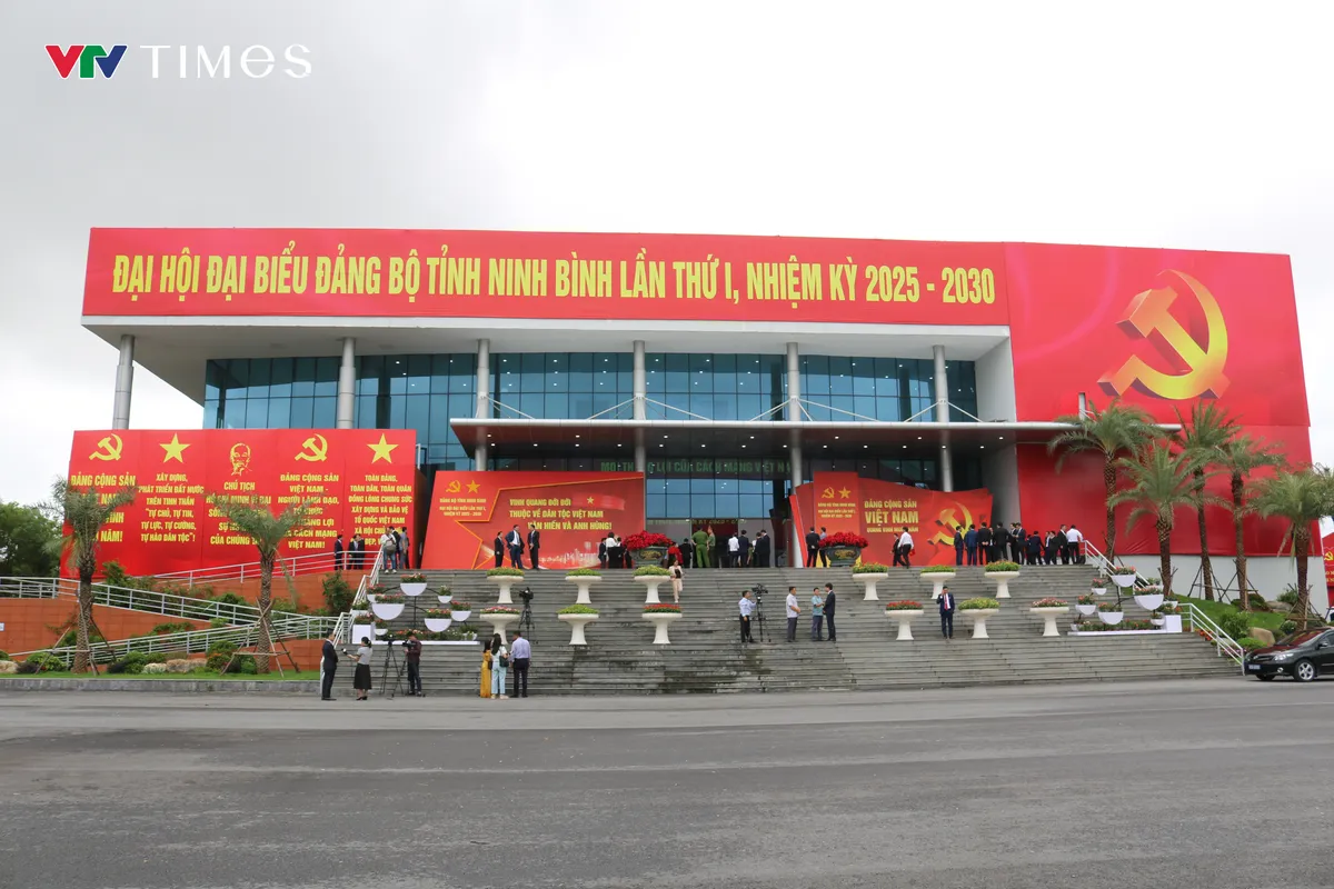 Đại hội Đảng bộ tỉnh Ninh Bình lần thứ I biểu quyết thống nhất danh sách Đoàn Chủ tịch - Ảnh 9.