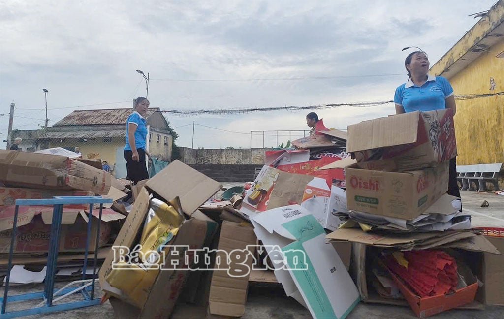 Women's Union of Village 2, Hong Vu Commune, collects scrap to sell to raise funds for the association.