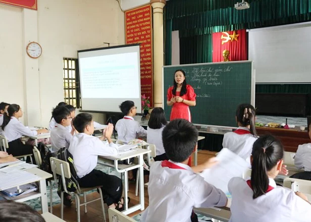 យោងតាមក្រសួងអប់រំ និងបណ្តុះបណ្តាល ក្នុងឆ្នាំសិក្សា 2024-2025 ប្រទេសនេះនៅតែខ្វះខាតគ្រូមត្តេយ្យ និងបឋមសិក្សាចំនួន 102,097 នាក់ បើធៀបនឹងកូតាបុគ្គលិក។ រូបថត៖ Van Trang