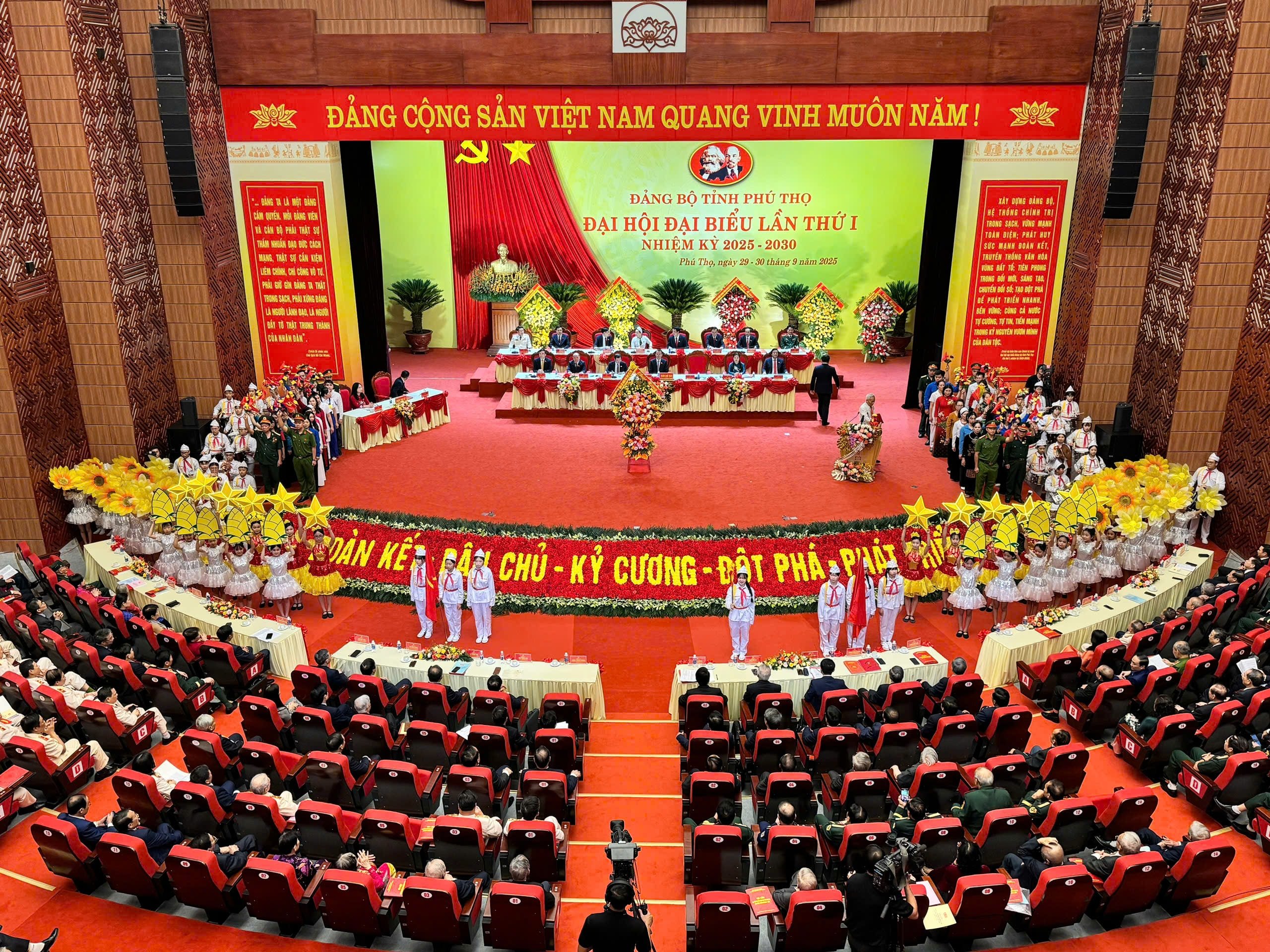 មហាសន្និបាតគណៈប្រតិភូគណៈកម្មាធិការបក្សខេត្ត Phu Tho អាណត្តិ 2025-2030 បានប្រព្រឹត្តទៅយ៉ាងឱឡារិក។