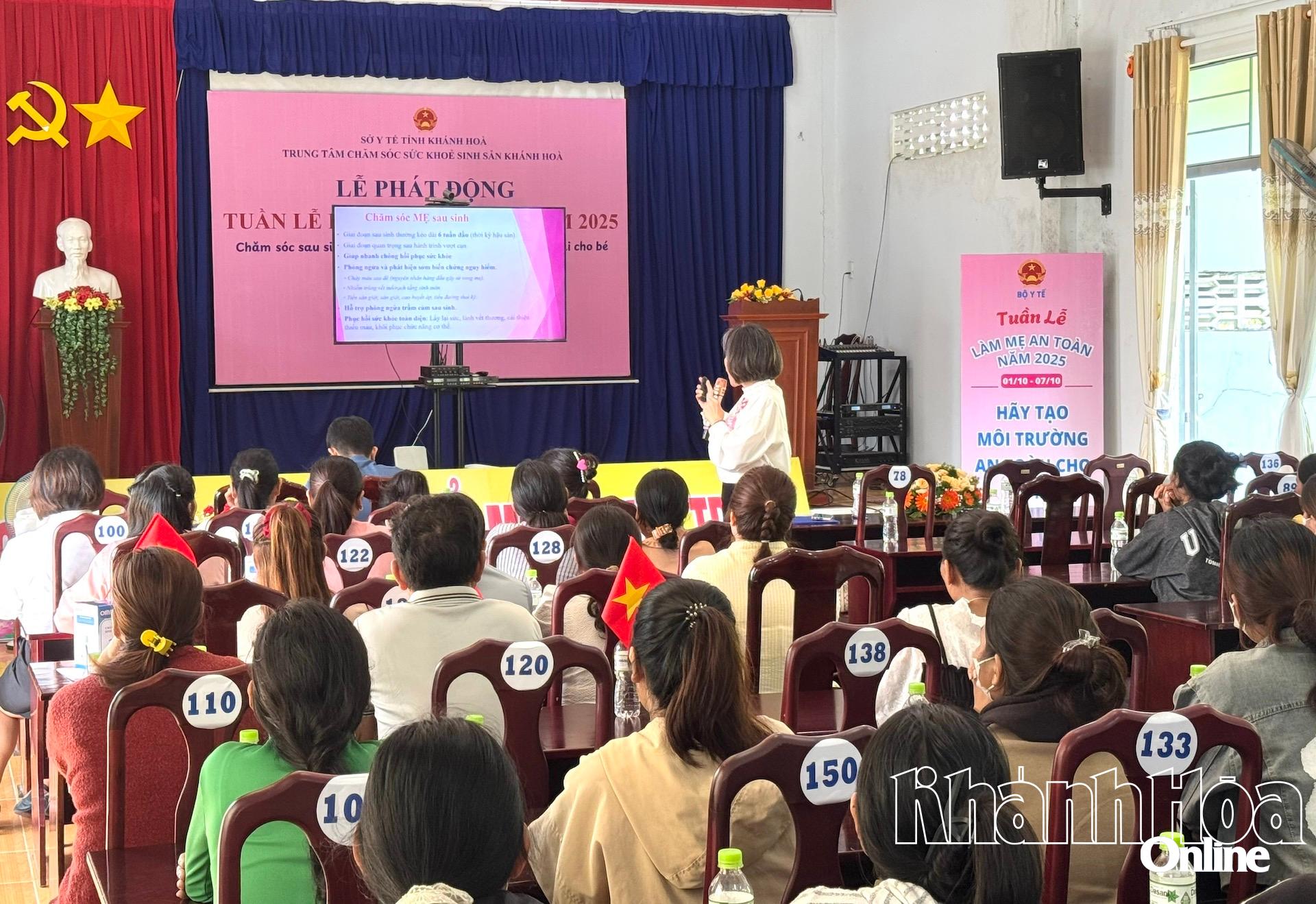 ស្ត្រី​ក្នុង​វ័យ​បន្ត​ពូជ​នៅ​ឃុំ Tay Khanh Vinh ត្រូវ​បាន​គេ​ជូន​ដំណឹង​អំពី​ភាព​ជា​ម្តាយ​ដែល​មាន​សុវត្ថិភាព។