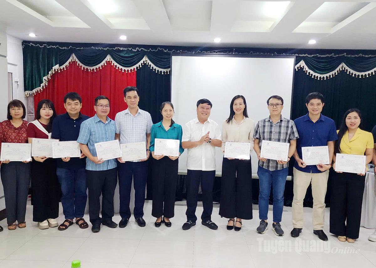 Đồng chí Mai Đức Thông, Tổng Biên tập Báo và Phát thanh, Truyền hình; Chủ tịch Hội Nhà báo tỉnh trao Giấy chứng nhận hoàn thành khóa học cho các học viên.