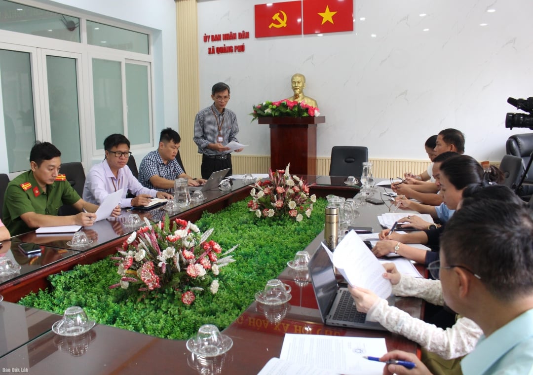 ថ្នាក់ដឹកនាំឃុំ Quang Phu បានរាយការណ៍ជូនក្រុមអធិការកិច្ចស្តីពីការគ្រប់គ្រងសុវត្ថិភាពចំណីអាហារក្នុងឃុំ។