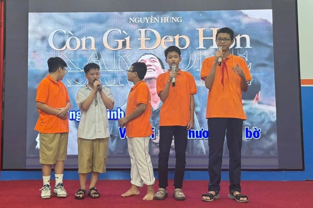 Ở lại trường qua đêm vì mưa ngập, học sinh hát karaoke, thầy cô nấu cháo gà - 1